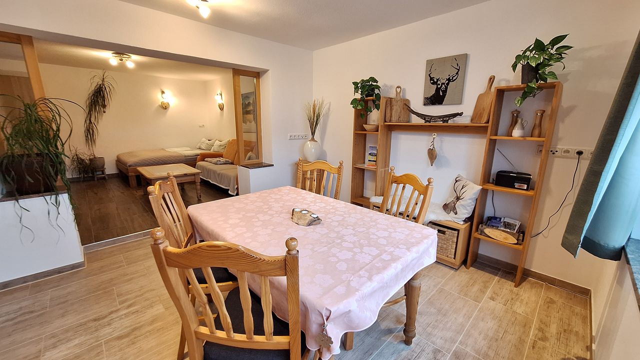 Essbereich mit Blick ins Wohnzimmer Essbereich mit Blick ins Wohnzimmer